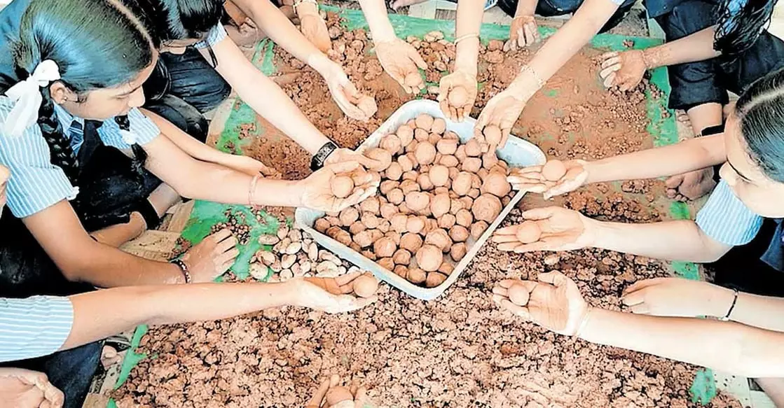 एक घंटे में 20,000 से ज़्यादा सीड बॉल Kannur के पेराट्टा सेंट जोसेफ स्कूल के छात्रों ने रचा इतिहास एक घंटे में 20,000 से ज़्यादा सीड बॉल Kannur के पेराट्टा सेंट जोसेफ स्कूल के छात्रों ने रचा इतिहास