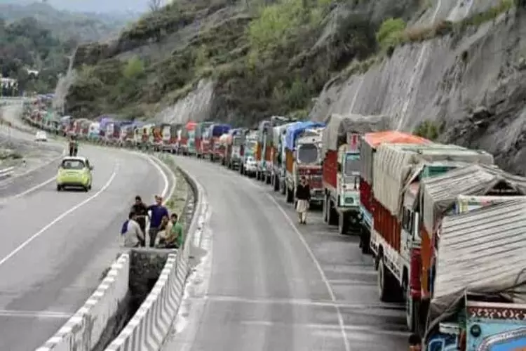 Jammu: छोटे वाहनों को मिली हाईवे से गुजरने की इजाज़त Jammu: छोटे वाहनों को मिली हाईवे से गुजरने की इजाज़त