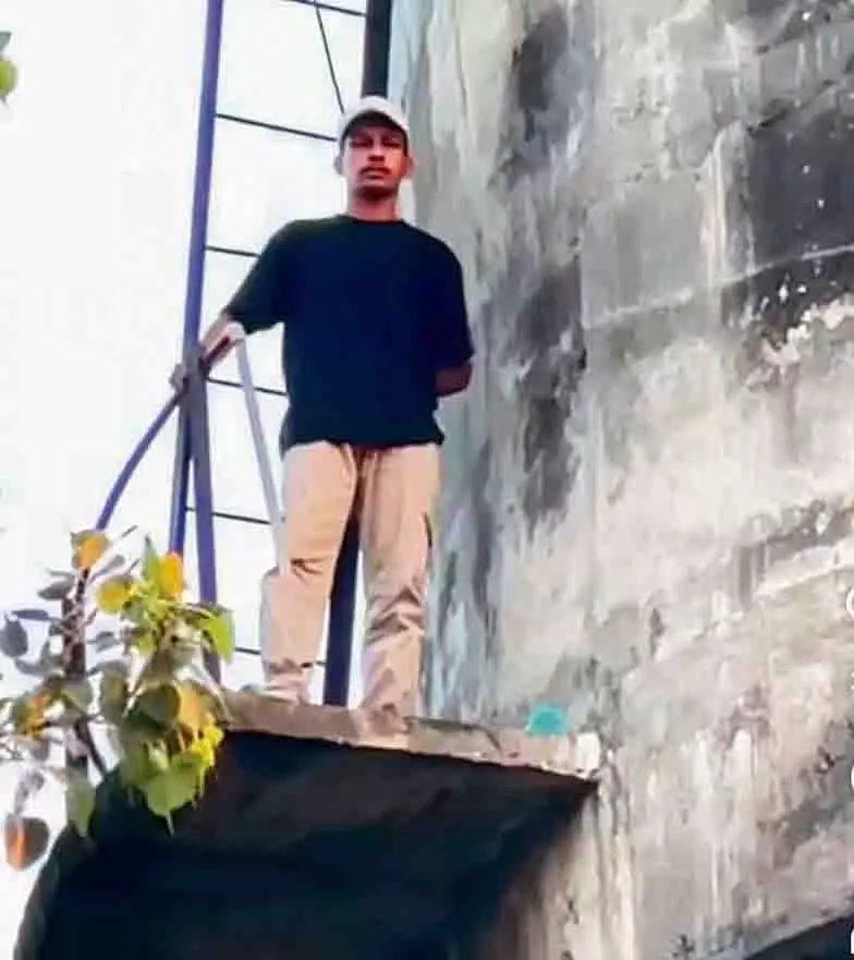 Jalandhar: सिविल अस्पताल में पानी की टंकी पर चढ़ा युवक, फिर मान गया Jalandhar: सिविल अस्पताल में पानी की टंकी पर चढ़ा युवक, फिर मान गया