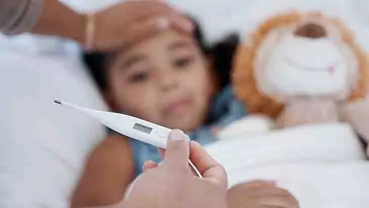 Indore: फ्लू के मामले तेजी से बढ़े, बुखार और खांसी से परेशान लोग Indore: फ्लू के मामले तेजी से बढ़े, बुखार और खांसी से परेशान लोग