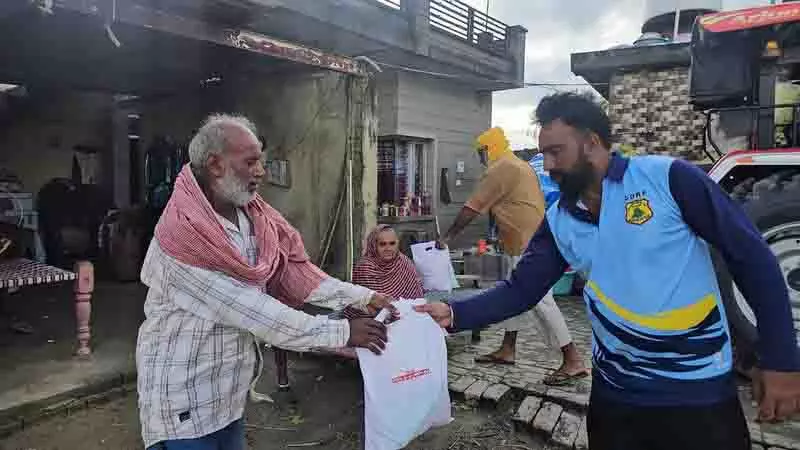 प्रशासन, पुलिस और स्थानीय समूहों ने Kapurthala में बाढ़ राहत प्रयासों को तेज किया प्रशासन, पुलिस और स्थानीय समूहों ने Kapurthala में बाढ़ राहत प्रयासों को तेज किया