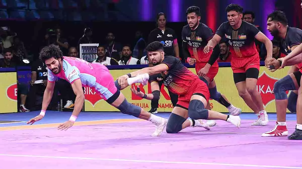 Pro Kabaddi League 12: बेंगलुरु बुल्स ने जयपुर पिंक पैंथर्स को मात दी Pro Kabaddi League 12: बेंगलुरु बुल्स ने जयपुर पिंक पैंथर्स को मात दी