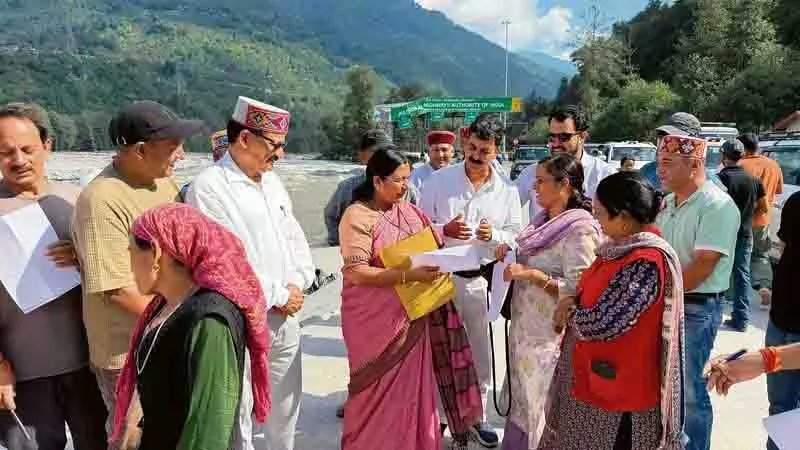 केंद्रीय मंत्रियों ने आपदा प्रभावित Kullu, मनाली क्षेत्रों में नुकसान का आकलन किया केंद्रीय मंत्रियों ने आपदा प्रभावित Kullu, मनाली क्षेत्रों में नुकसान का आकलन किया