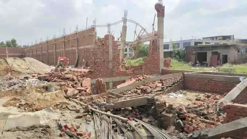 MC ने निर्माणाधीन अवैध कॉलोनी और चार इमारतों को ध्वस्त किया MC ने निर्माणाधीन अवैध कॉलोनी और चार इमारतों को ध्वस्त किया