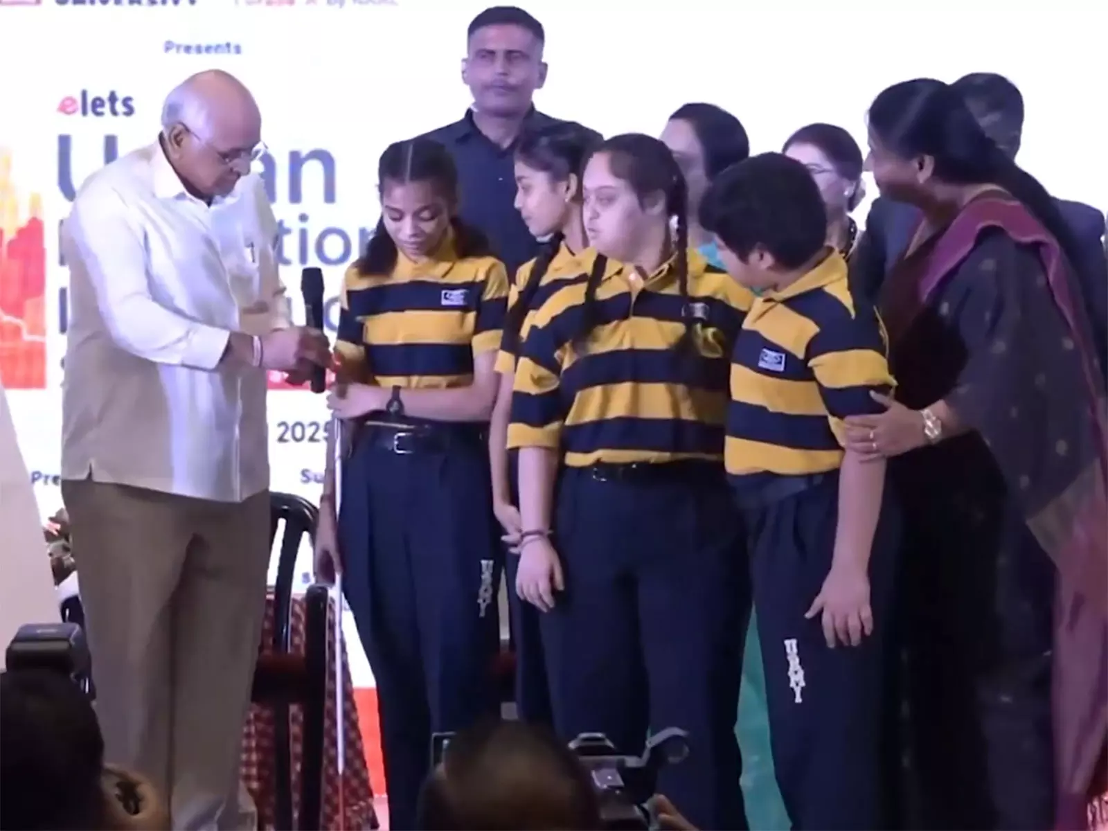 CM भूपेंद्र पटेल ने नेत्रहीन छात्रा को माइक देकर और उसकी बातें सुनकर विनम्रता का दिया परिचय CM भूपेंद्र पटेल ने नेत्रहीन छात्रा को माइक देकर और उसकी बातें सुनकर विनम्रता का दिया परिचय