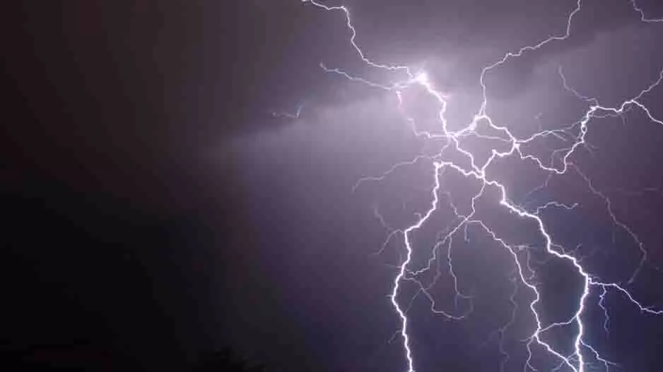 Odisha: गांव में बिजली गिरने से 3 की मौत, 2 गंभीर रूप से घायल Odisha: गांव में बिजली गिरने से 3 की मौत, 2 गंभीर रूप से घायल