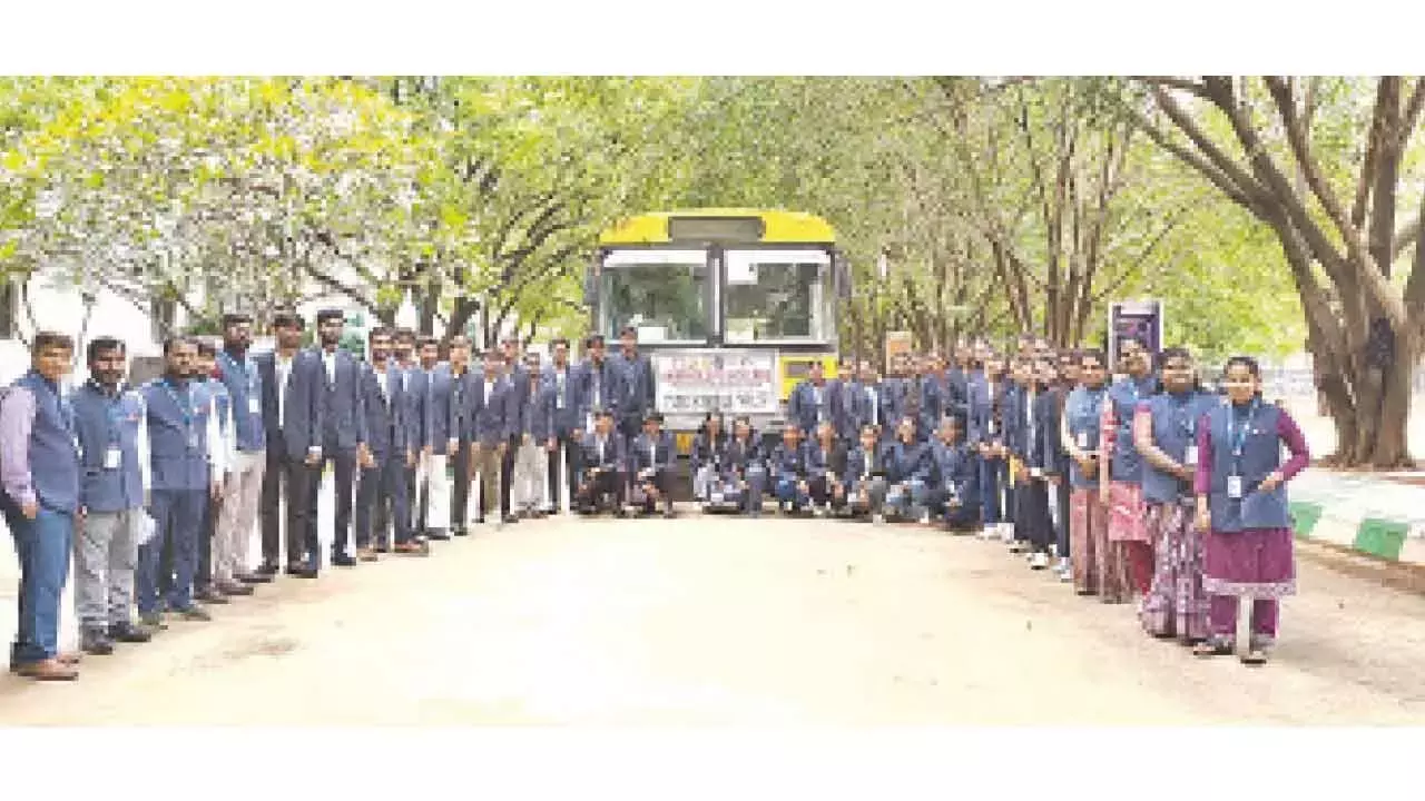 MBA के छात्र NIRDPR के समृद्ध शैक्षिक दौरे पर निकले MBA के छात्र NIRDPR के समृद्ध शैक्षिक दौरे पर निकले