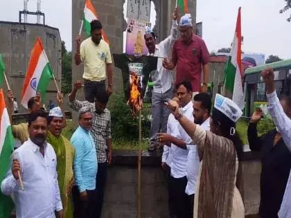 मैच: पुणे में पाकिस्तानी क्रिकेट टीम की टी-शर्ट जलाई गई; मैच का बहिष्कार करने का आह्वान मैच: पुणे में पाकिस्तानी क्रिकेट टीम की टी-शर्ट जलाई गई; मैच का बहिष्कार करने का आह्वान