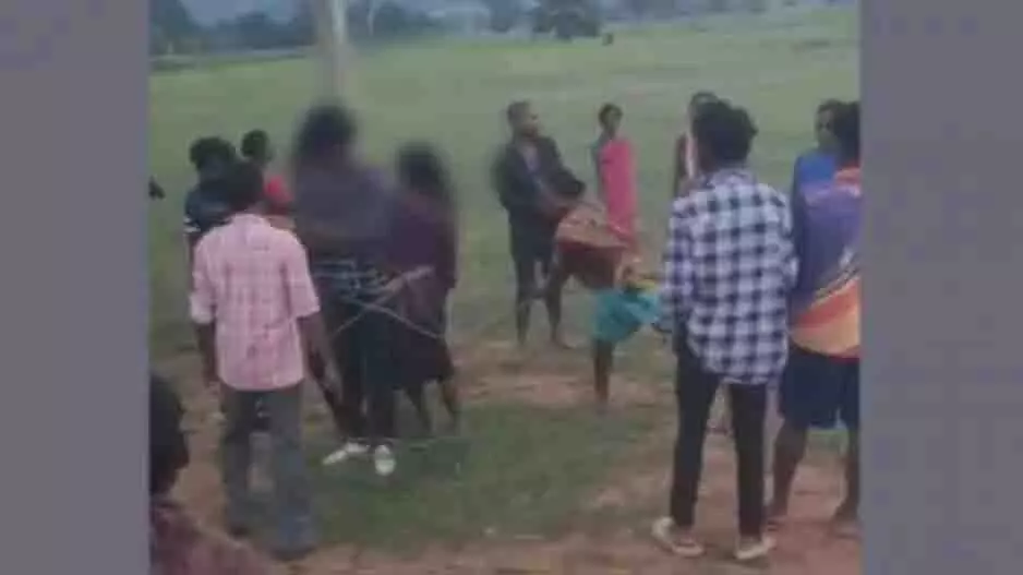 Odisha: अवैध संबंध के शक में महिला समेत तीन को बांधकर पीटा गया Odisha: अवैध संबंध के शक में महिला समेत तीन को बांधकर पीटा गया