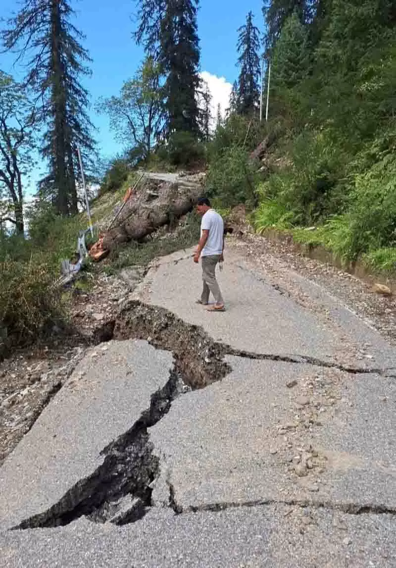 बिजली गुल, सड़कें अवरुद्ध, बंजार निवासियों ने CM से तत्काल राहत और बहाली कार्य की मांग की बिजली गुल, सड़कें अवरुद्ध, बंजार निवासियों ने CM से तत्काल राहत और बहाली कार्य की मांग की
