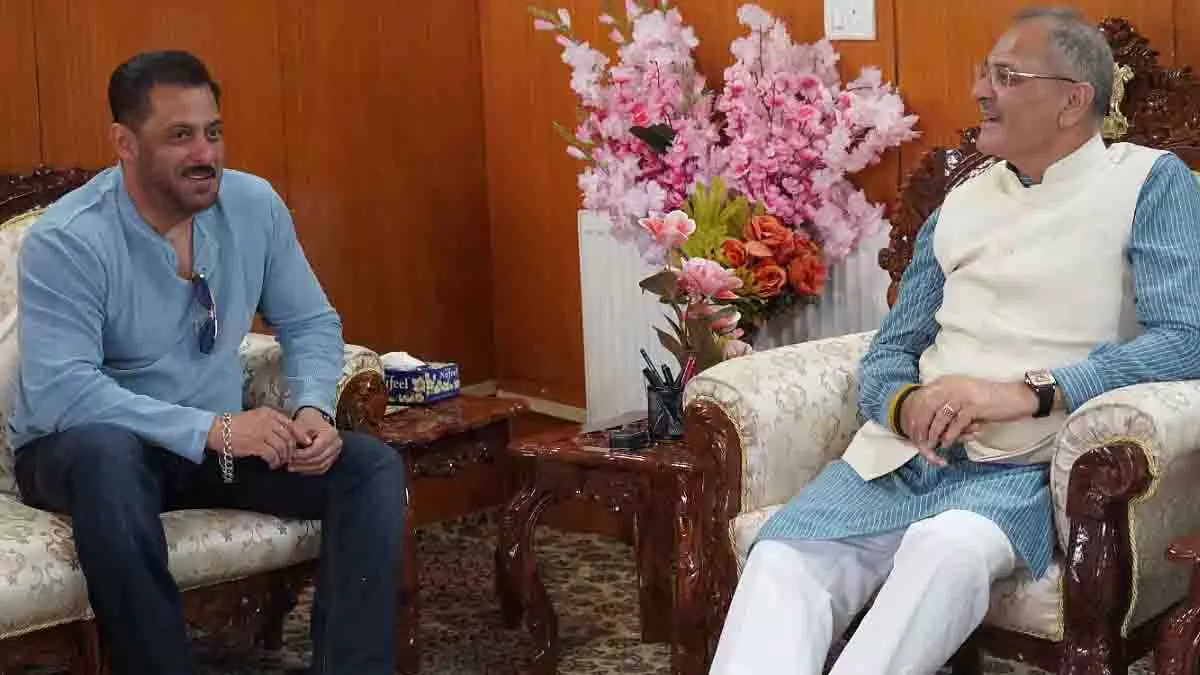 गलवान फिल्म की शूटिंग के बीच सलमान खान ने लद्दाख के LG से की मुलाकात गलवान फिल्म की शूटिंग के बीच सलमान खान ने लद्दाख के LG से की मुलाकात