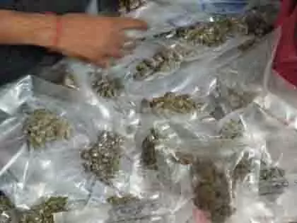Kolkata: डीआरआई ने मादक पदार्थ तस्करी रैकेट का भंडाफोड़ किया Kolkata: डीआरआई ने मादक पदार्थ तस्करी रैकेट का भंडाफोड़ किया