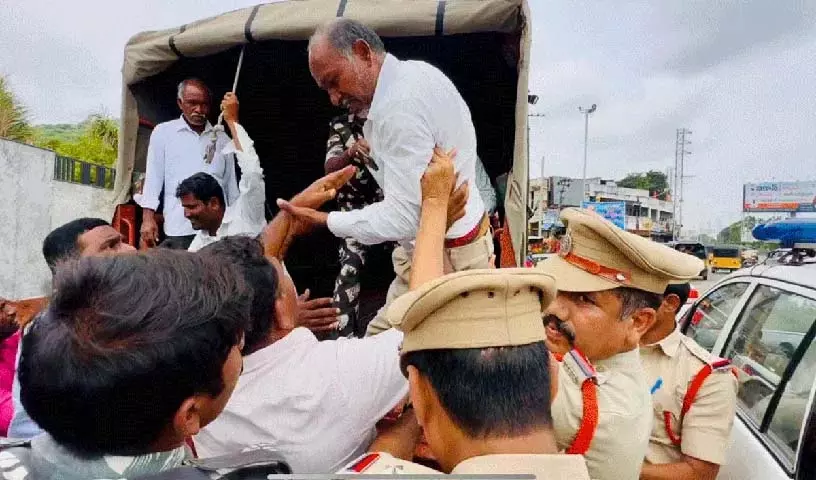 मंत्री Komatireddy से मिलने आए किसानों को गिरफ्तार किया गया मंत्री Komatireddy से मिलने आए किसानों को गिरफ्तार किया गया