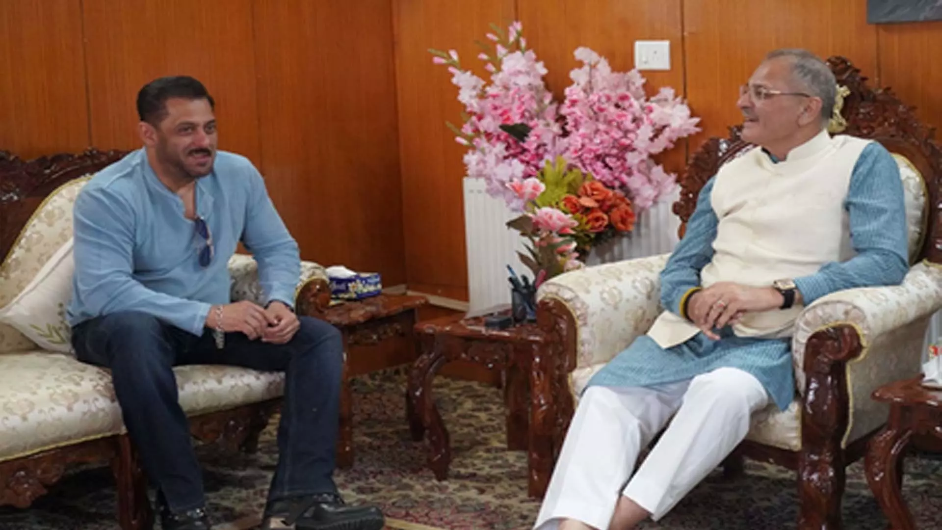 सलमान खान ने लद्दाख के उपराज्यपाल कविंदर गुप्ता से की मुलाकात सलमान खान ने लद्दाख के उपराज्यपाल कविंदर गुप्ता से की मुलाकात
