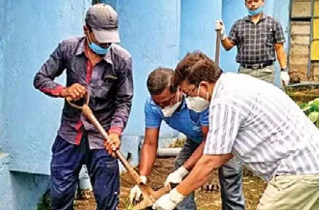 अस्पताल अधीक्षक कुदाल और फावड़े लेकर सफाई अभियान में अस्पताल अधीक्षक कुदाल और फावड़े लेकर सफाई अभियान में