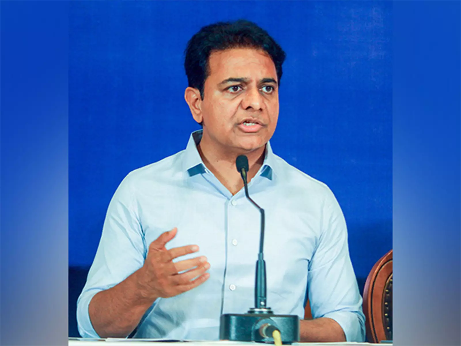 अगर रेवंत में हिम्मत है तो वह दलबदलू विधायकों से इस्तीफा दिलवाएं: KTR अगर रेवंत में हिम्मत है तो वह दलबदलू विधायकों से इस्तीफा दिलवाएं: KTR