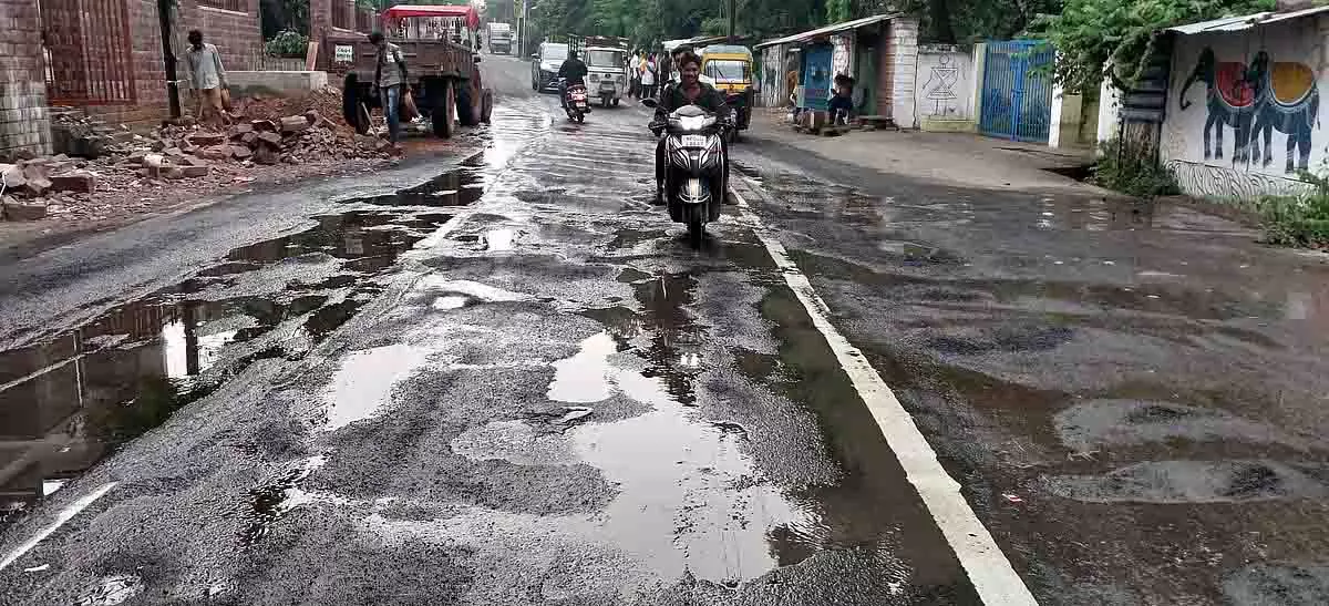 Bhopal: गड्ढों से भरी सड़कें मौत के जाल में तब्दील हो रही हैं Bhopal: गड्ढों से भरी सड़कें मौत के जाल में तब्दील हो रही हैं