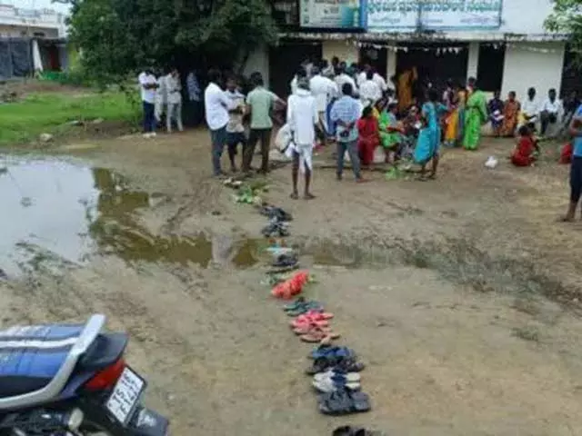 महबूबाबाद किसान की यूरिया संकट से परेशान होकर आत्महत्या का प्रयास महबूबाबाद किसान की यूरिया संकट से परेशान होकर आत्महत्या का प्रयास