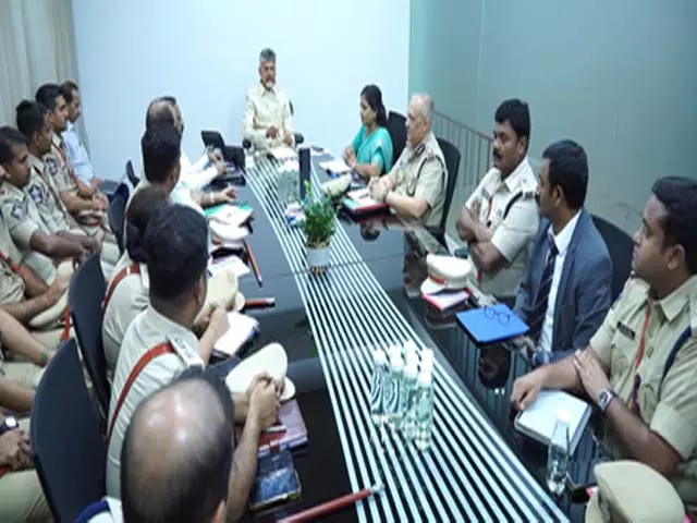 आंध्र प्रदेश की कानून व्यवस्था सर्वोच्च प्राथमिकता : चंद्रबाबू नायडू आंध्र प्रदेश की कानून व्यवस्था सर्वोच्च प्राथमिकता : चंद्रबाबू नायडू