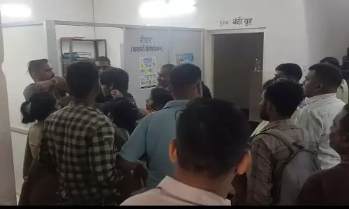 फैमिली कोर्ट में मारपीट, तलाक केस में पहुंचे दो पुलिसकर्मी भिड़े फैमिली कोर्ट में मारपीट, तलाक केस में पहुंचे दो पुलिसकर्मी भिड़े