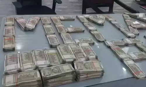 यात्री बस से 72 लाख नकदी जब्त, हवाला रकम होने की आशंका यात्री बस से 72 लाख नकदी जब्त, हवाला रकम होने की आशंका