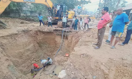 भाठागांव चौक के पास राइर्जिंग मेन पाईप लाईन लीकेज की मरम्मत शुरू