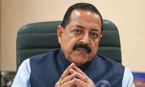 जितेंद्र सिंह ने बाढ़ प्रभावित सीमावर्ती गांवों का दौरा कर राहत सामग्री बांटी