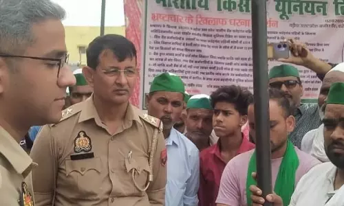 Bareilly: सीओ की बातचीत के बाद किसानों ने धरना समाप्त किया