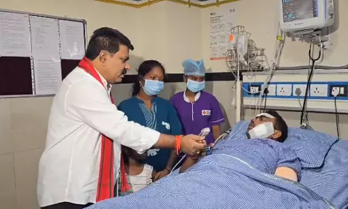 गृहमंत्री विजय शर्मा ने IED ब्लास्ट में घायल CRPF जवान आलम मुकेश का हाल चाल जाना