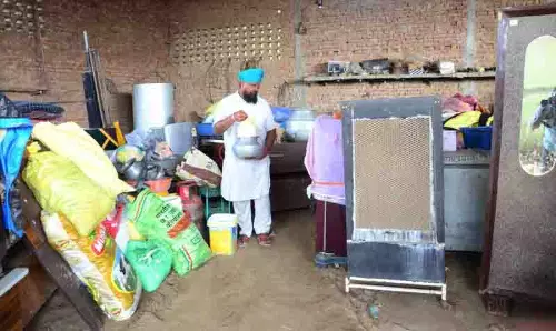 Sultanpur Lodhi के किसान ने बाढ़ पीड़ितों के लिए अपने घर को बनाया आश्रय स्थल Sultanpur Lodhi के किसान ने बाढ़ पीड़ितों के लिए अपने घर को बनाया आश्रय स्थल