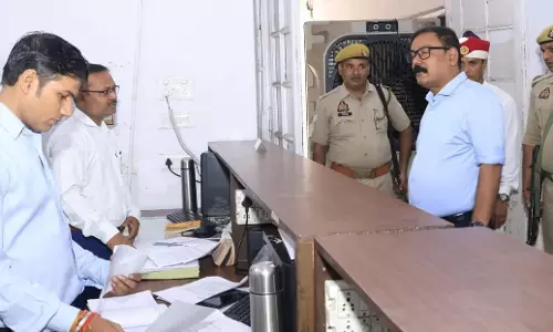 Bareilly: कलेक्ट्रेट निरीक्षण के दौरान डीएम ने दिखाई कड़ाई Bareilly: कलेक्ट्रेट निरीक्षण के दौरान डीएम ने दिखाई कड़ाई