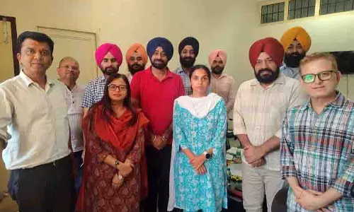 Punjabi कलाकार बाढ़ के बाद जीवन के पुनर्निर्माण की उम्मीद जगाते हुए सहायता प्रदान कर रहे