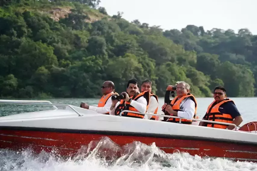 Bhopal: मुख्यमंत्री ने बोटिंग कर चंबल नदी की सुंदरता का अनुभव किया Bhopal: मुख्यमंत्री ने बोटिंग कर चंबल नदी की सुंदरता का अनुभव किया