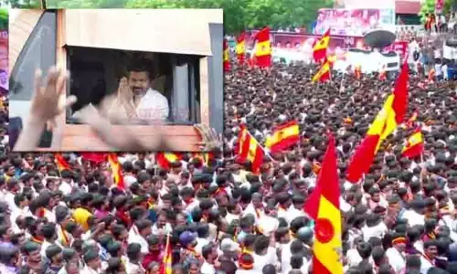 त्रिची में भारी भीड़ ने TVK प्रमुख विजय के प्रचार वाहन को रोका