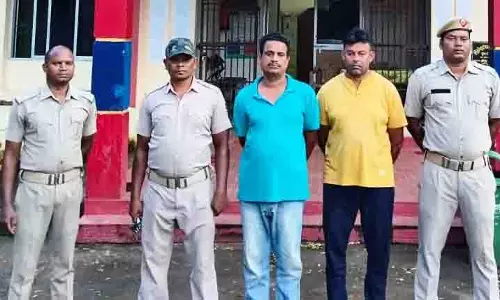 Cuttack में दूध में मिलावट करने वाले रैकेट का भंडाफोड़, दो गिरफ्तार Cuttack में दूध में मिलावट करने वाले रैकेट का भंडाफोड़, दो गिरफ्तार