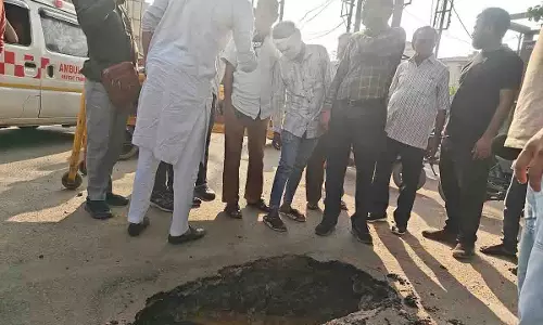MP : ग्वालियर में सिंधिया पैलेस के पास सड़क धंसने से लोगों में आक्रोश
