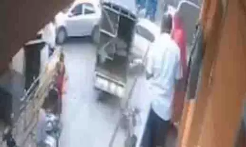 Bengaluru: कॉटनपेट में टक्कर से महिला की मौत, हादसा सीसीटीवी में कैद Bengaluru: कॉटनपेट में टक्कर से महिला की मौत, हादसा सीसीटीवी में कैद
