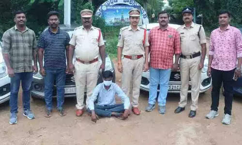 Siddipet में कार किराये पर देने की धोखाधड़ी का भंडाफोड़, छह वाहन जब्त, एक गिरफ्तार