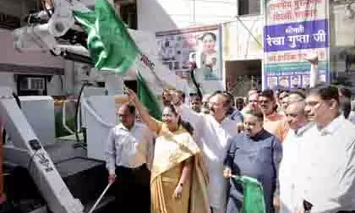 दिल्ली को मिला आधुनिक बिजली मरम्मत वाहन, CM रेखा गुप्ता ने किया उद्घाटन दिल्ली को मिला आधुनिक बिजली मरम्मत वाहन, CM रेखा गुप्ता ने किया उद्घाटन