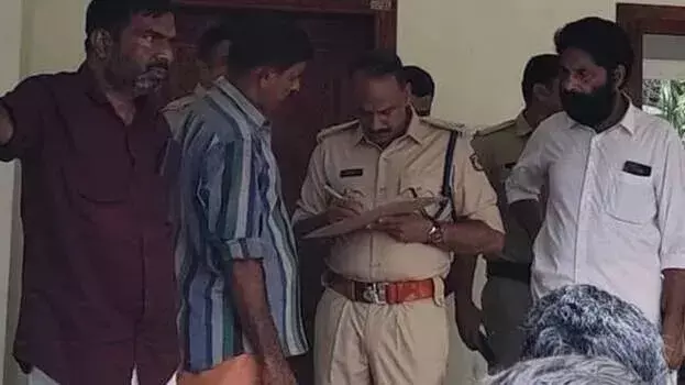 Kerala: पत्नी की हत्या के बाद एक व्यक्ति ने की आत्महत्या, मामला दर्ज Kerala: पत्नी की हत्या के बाद एक व्यक्ति ने की आत्महत्या, मामला दर्ज