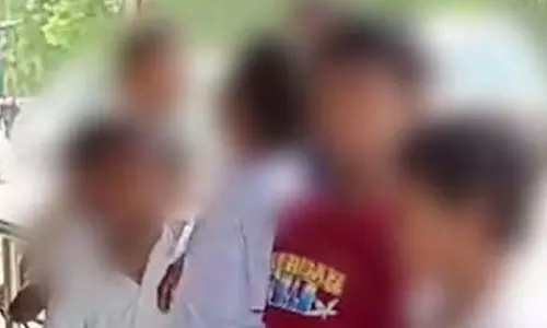 बाप रे! कई छात्रों की आंखों में फेवीक्विक डाला, फिर... बाप रे! कई छात्रों की आंखों में फेवीक्विक डाला, फिर...