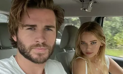 Liam Hemsworth ने अपनी लंबे समय की गर्लफ्रेंड गैब्रिएला ब्रूक्स से सगाई कर ली है