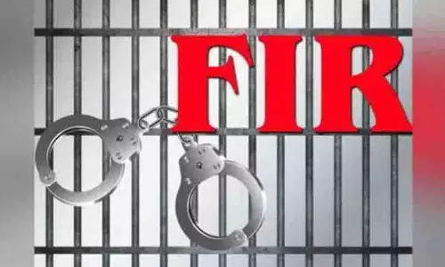 खम्मम में यूरिया संकट की रिपोर्टिंग करने वाले टी न्यूज़ रिपोर्टर के खिलाफ FIR की निंदा की खम्मम में यूरिया संकट की रिपोर्टिंग करने वाले टी न्यूज़ रिपोर्टर के खिलाफ FIR की निंदा की