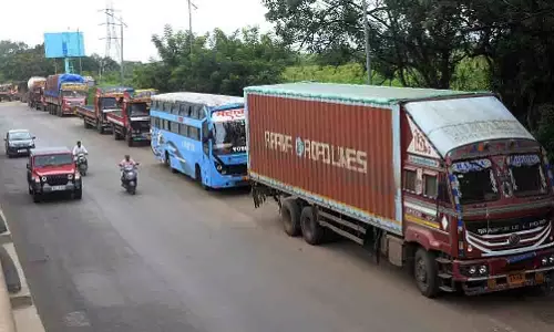 Pune: ट्रैफिक नियमों में बदलाव, भारी वाहनों को मिली आंशिक छूट Pune: ट्रैफिक नियमों में बदलाव, भारी वाहनों को मिली आंशिक छूट