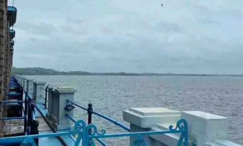 भारी बारिश के बाद Osman Sagar और हिमायत सागर में बाढ़ के द्वार खोले गए भारी बारिश के बाद Osman Sagar और हिमायत सागर में बाढ़ के द्वार खोले गए