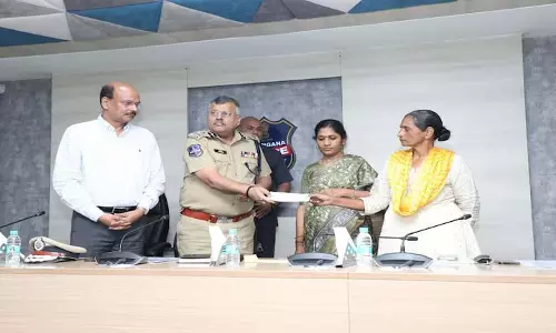 शीर्ष महिला माओवादी नेता ने स्वास्थ्य कारणों से तेलंगाना पुलिस के समक्ष आत्मसमर्पण किया