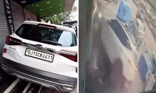 Mumbai: भयावह हादसा, तेज रफ्तार कार डिवाइडर तोड़कर दुकानों में घुसी Mumbai: भयावह हादसा, तेज रफ्तार कार डिवाइडर तोड़कर दुकानों में घुसी