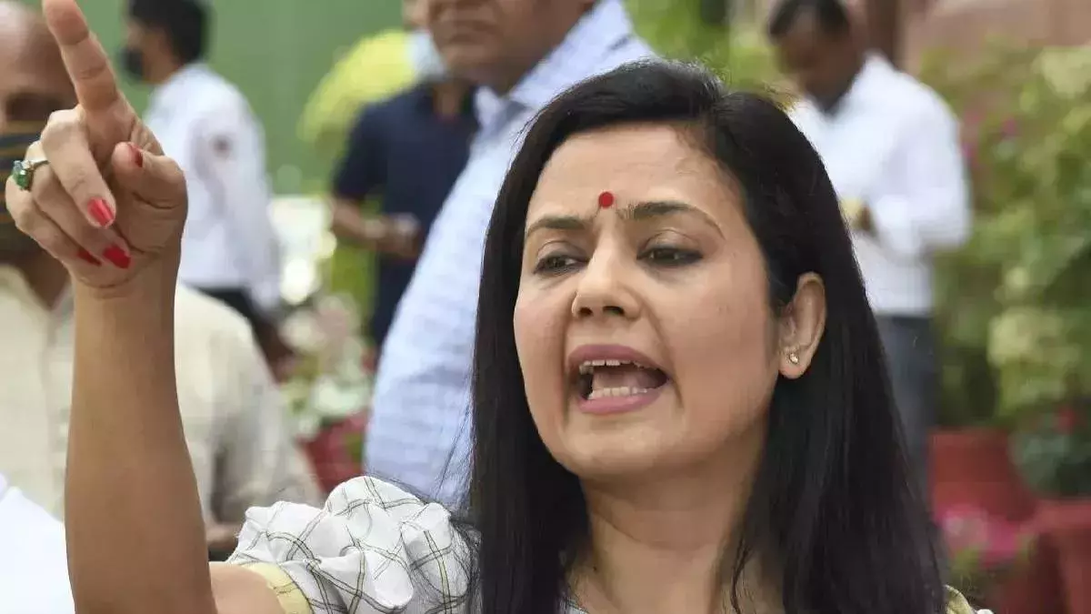 Kolkata: महुआ मोइत्रा ने अपने विवादित बयान का किया बचाव Kolkata: महुआ मोइत्रा ने अपने विवादित बयान का किया बचाव