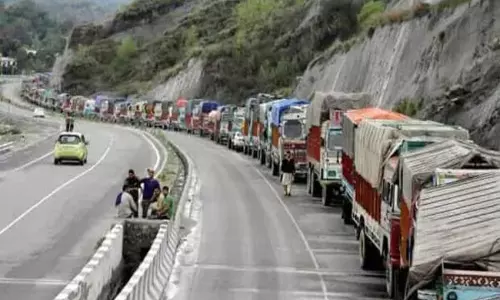 Jammu: छोटे वाहनों को मिली हाईवे से गुजरने की इजाज़त Jammu: छोटे वाहनों को मिली हाईवे से गुजरने की इजाज़त