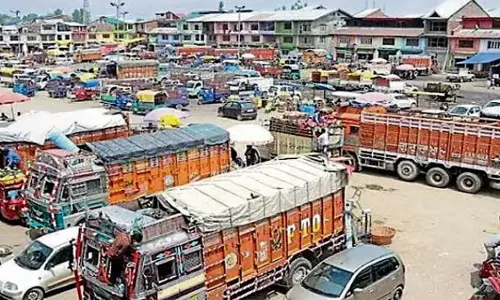 Sopore: जम्मू-श्रीनगर हाईवे बंदी पर किसानों का गुस्सा Sopore: जम्मू-श्रीनगर हाईवे बंदी पर किसानों का गुस्सा